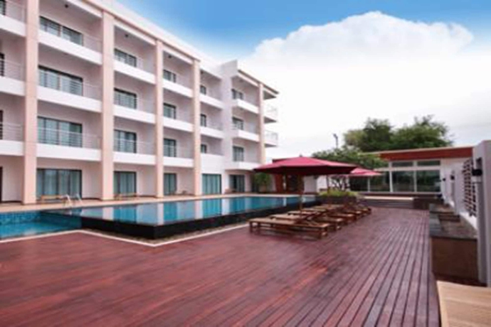 Imagen de la piscina del Hotel Paragon Suites Resort. Foto 9