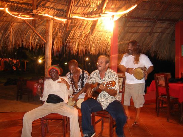 Imagen de los interiores del Hotel Paraiso Beach. Foto 8