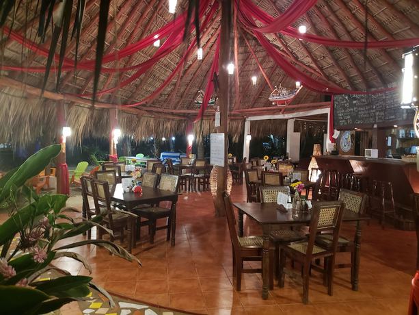 Imagen del bar/restaurante del Hotel Paraiso Beach. Foto 4