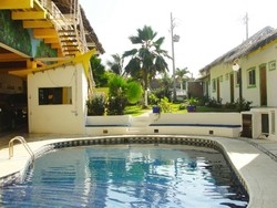 Imagen de la piscina del Hotel Paraiso De Playa Azul. Foto 4