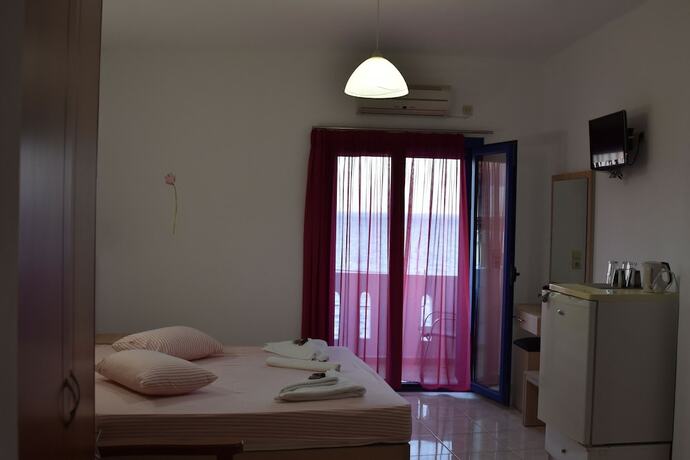 Imagen de la habitación del Hotel Paralia Rooms. Foto 17