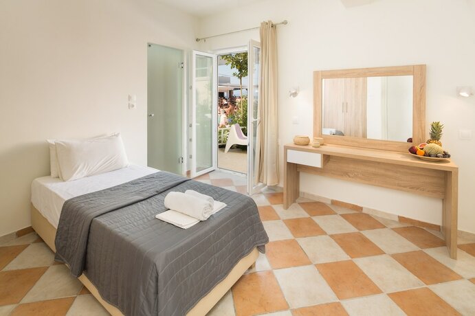 Imagen de la habitación del Hotel Paralia Studios. Foto 18