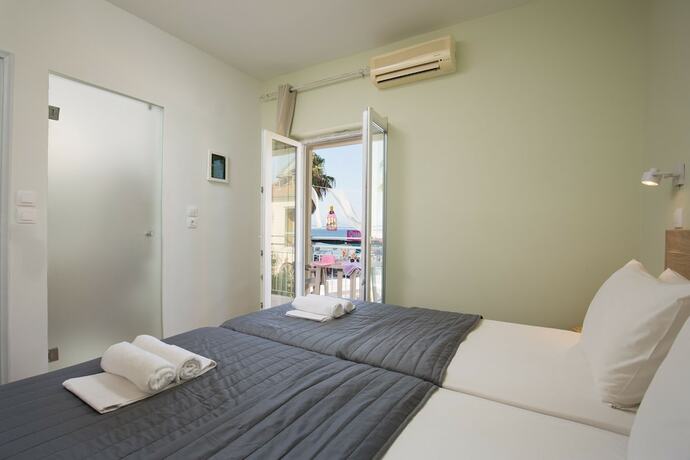 Imagen de la habitación del Hotel Paralia Studios. Foto 20