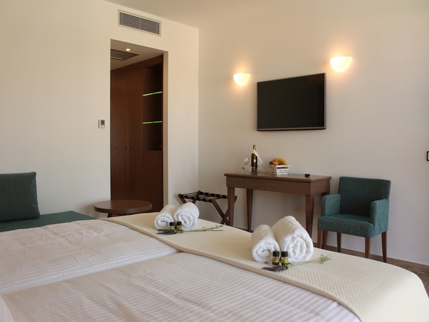 Imagen de la habitación del Hotel Paralos Irini Mare. Foto 12