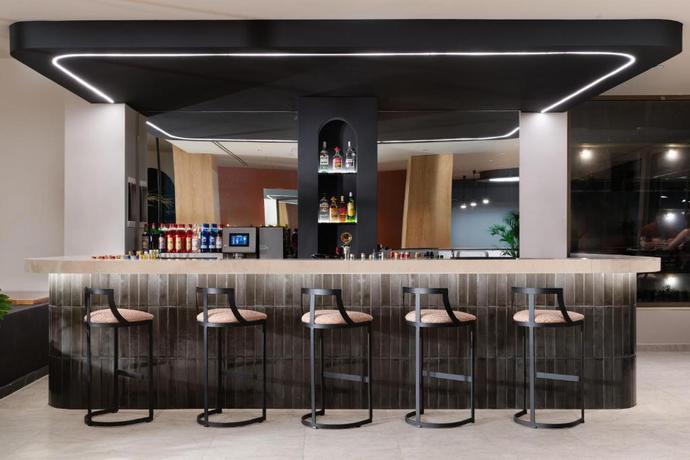 Imagen del bar/restaurante del Hotel Paralos Rodos Lifestyle. Foto 3