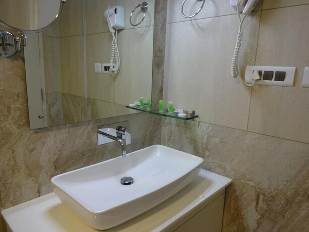 Imagen de la habitación del Hotel Paramount Tower. Foto 18