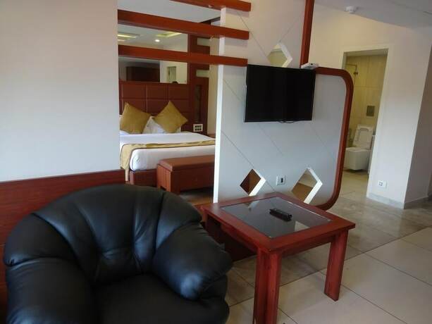 Imagen de la habitación del Hotel Paramount Tower. Foto 22