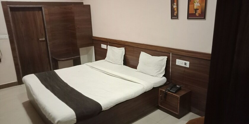 Imagen de la habitación del Hotel Paras, Jabalpur. Foto 37