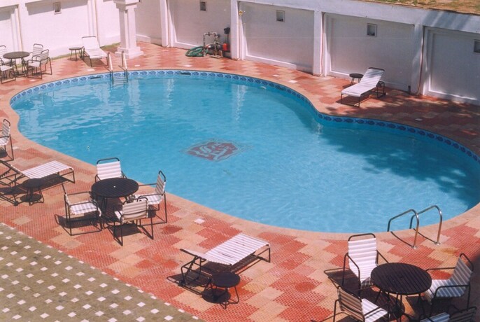 Imagen de la piscina del Hotel Paras, Jabalpur. Foto 52