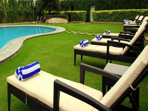Imagen de la piscina del Hotel Paras Mahal. Foto 33