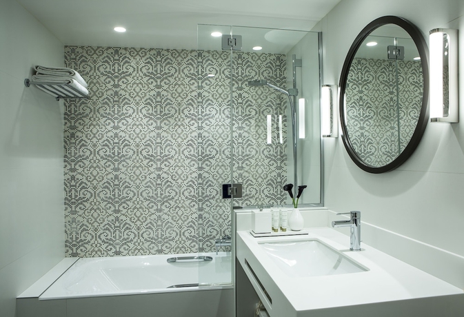 Imagen de la habitación del Hotel Parc Saint Severin. Foto 18