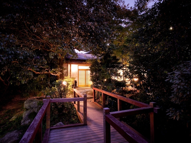 Imagen de los exteriores del Hotel Parens Onoya. Foto 8