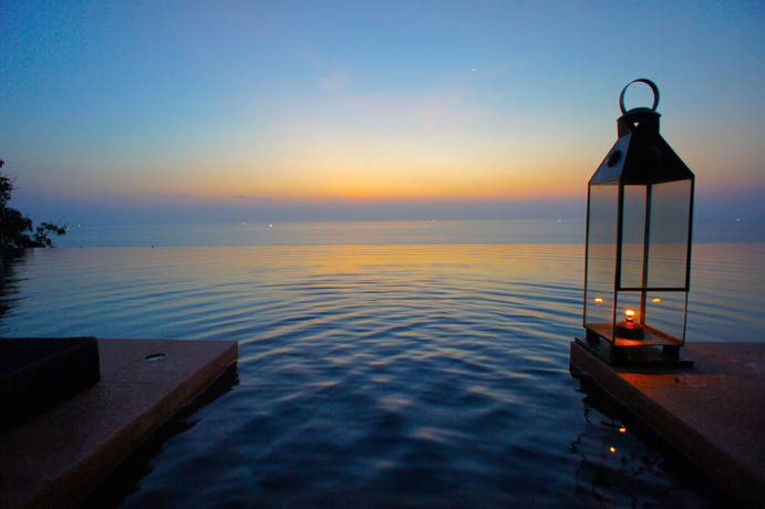 Imagen de la piscina del Hotel Paresa Resort Phuket. Foto 7