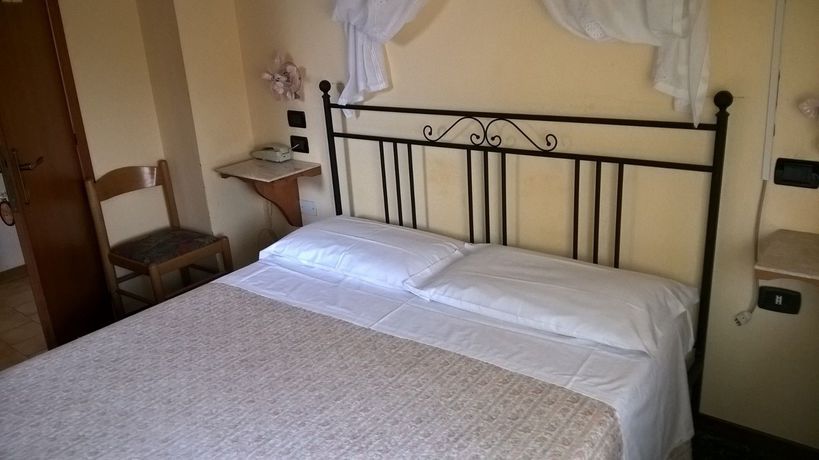 Imagen de la habitación del Hotel Parigi, Castel San Pietro Terme. Foto 5