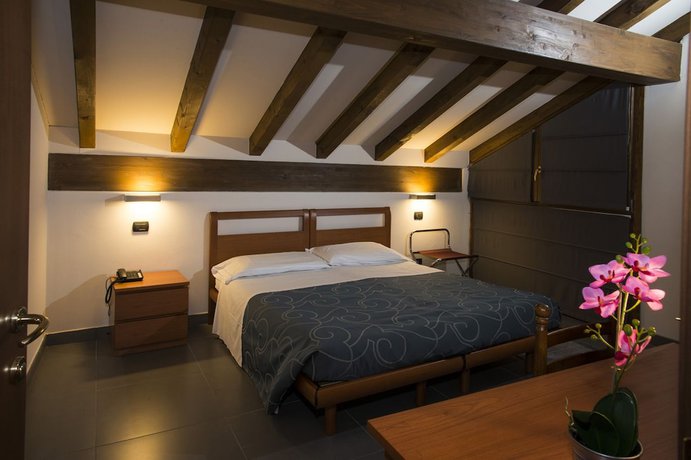 Imagen de la habitación del Hotel Parini. Foto 7