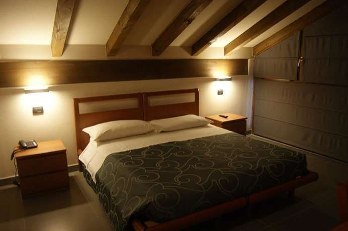 Imagen de la habitación del Hotel Parini. Foto 8