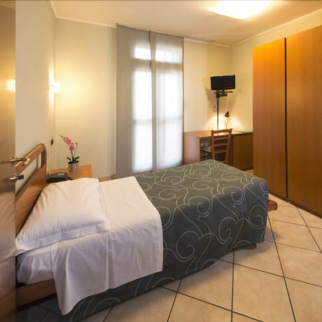 Imagen de la habitación del Hotel Parini. Foto 13