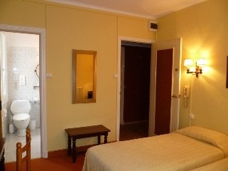 Imagen de la habitación del Hotel Paris Barcelone Hotel. Foto 1