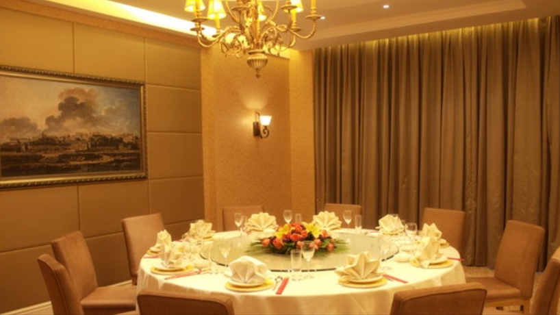 Imagen del bar/restaurante del Hotel Paris Pan-island. Foto 10