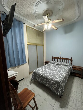 Imagen de la habitación del Hotel Paris, San Juan de los Lagos. Foto 17