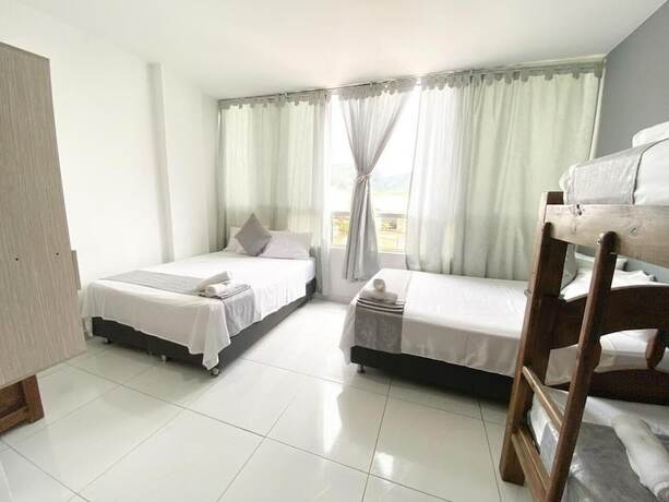 Imagen general del Hotel Paris, Villeta. Foto 10