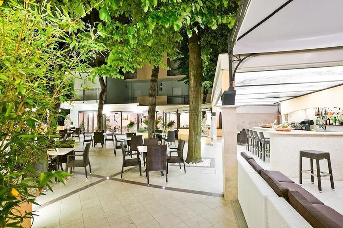 Imagen del bar/restaurante del Hotel Park Belsoggiorno. Foto 3