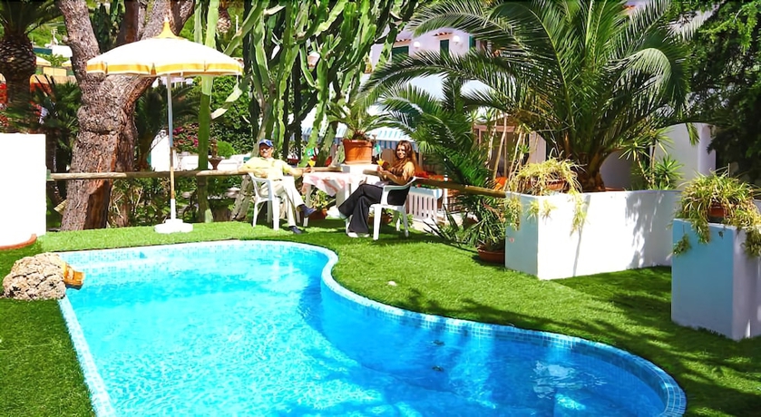 Imagen de la piscina del Hotel Park Calitto. Foto 17