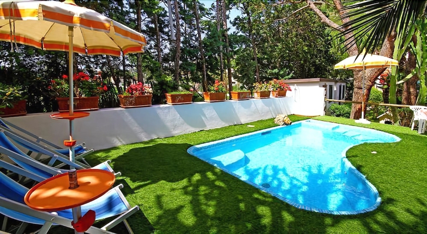 Imagen de la piscina del Hotel Park Calitto. Foto 19