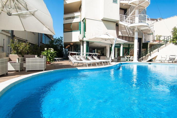 Imagen de la piscina del Hotel Park, Cattolica. Foto 11