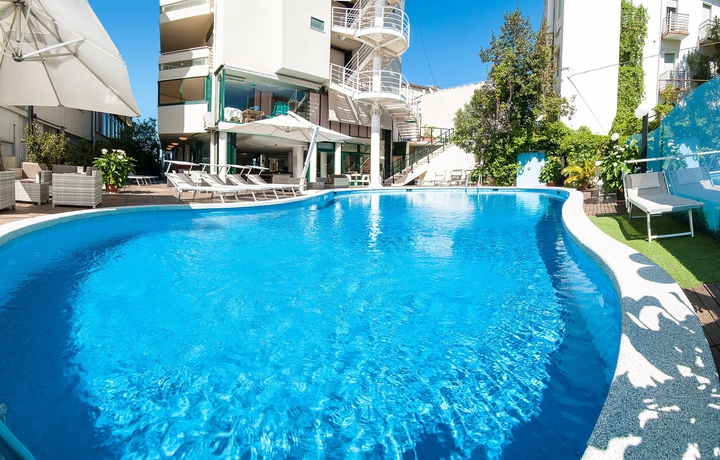 Imagen de la piscina del Hotel Park Cattolica & Restaurant. Foto 9