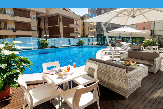 Imagen de la piscina del Hotel Park Cattolica & Restaurant. Foto 10