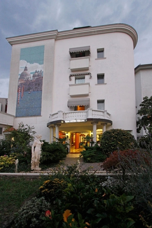 Imagen de los exteriores del Hotel Park Cellini. Foto 3