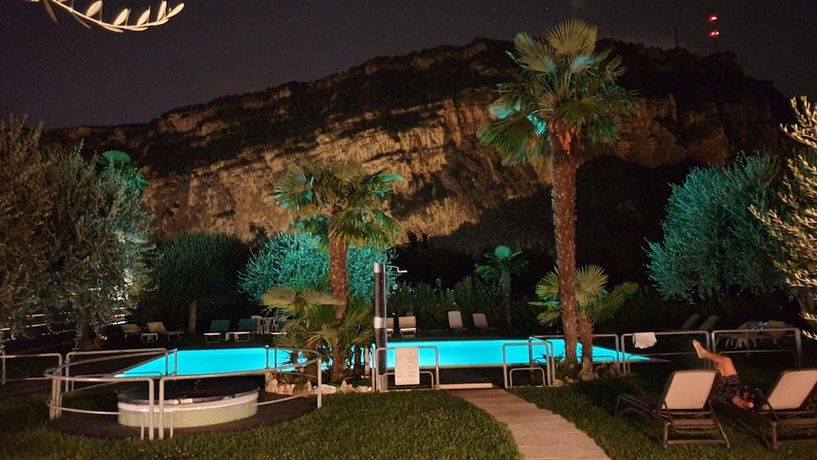 Imagen de la piscina del Hotel Park Eden, Torbole Sul Garda. Foto 18