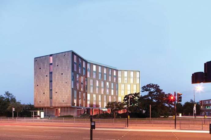 Imagen de los exteriores del Hotel Park Grand London Heathrow. Foto 7