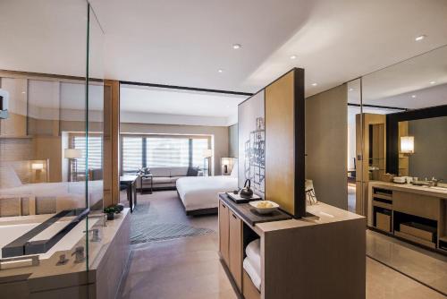 Imagen de la habitación del Hotel Park Hyatt Beijing. Foto 7