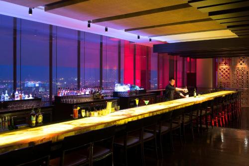 Imagen del bar/restaurante del Hotel Park Hyatt Beijing. Foto 5