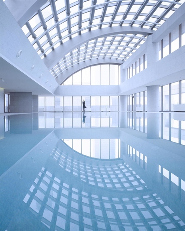 Imagen de la piscina del Hotel Park Hyatt Beijing. Foto 13