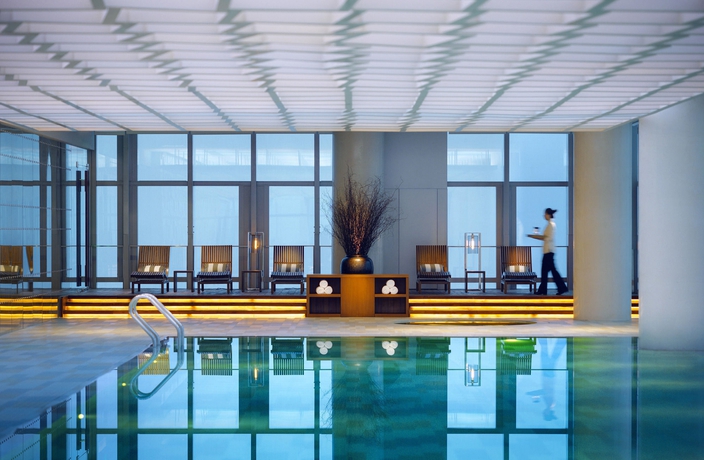 Imagen de la piscina del Hotel Park Hyatt Guangzhou. Foto 15