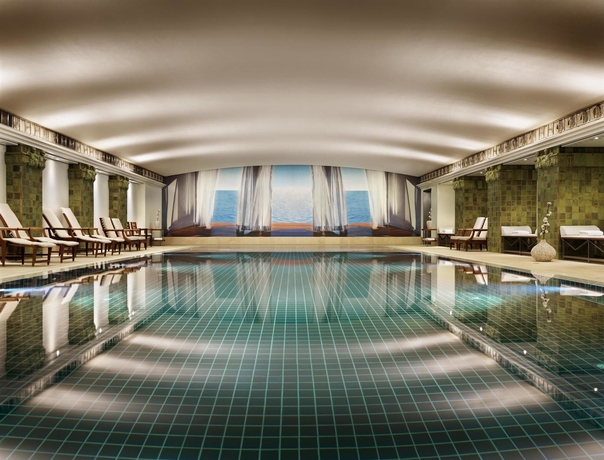 Imagen de la piscina del Hotel Park Hyatt Hamburg. Foto 15