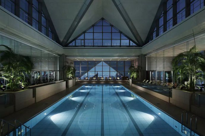 Imagen de la piscina del Hotel Park Hyatt Tokyo. Foto 23
