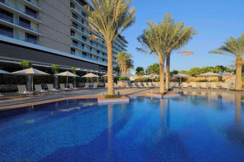 Imagen de la piscina del Hotel Park Inn By Radisson Abu Dhabi Yas Island. Foto 20