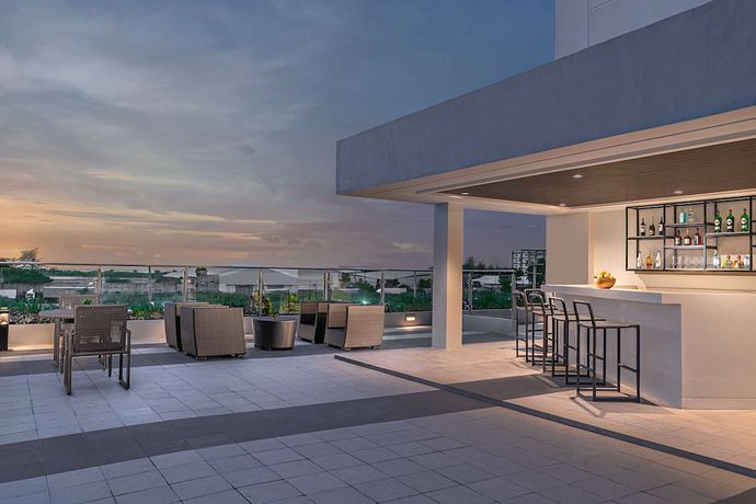 Imagen de la piscina del Hotel Park Inn By Radisson Bacolod. Foto 18