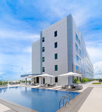 Imagen de la piscina del Hotel Park Inn By Radisson Bacolod. Foto 19