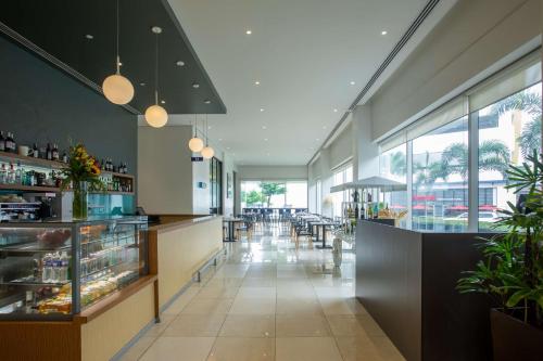 Imagen del bar/restaurante del Hotel Park Inn By Radisson Clark. Foto 8