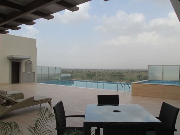 Imagen de la piscina del Hotel Park Inn By Radisson Gurgaon Bilaspur. Foto 18