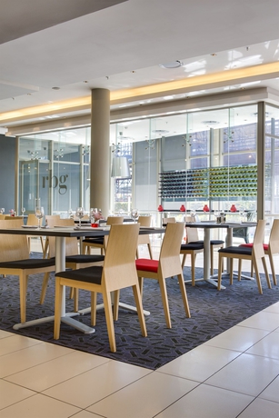 Imagen del bar/restaurante del Hotel Park Inn Sandton. Foto 4