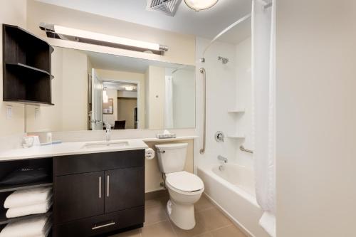 Imagen de la habitación del Hotel Park Inn by Radisson, Calgary Airport North, AB. Foto 9