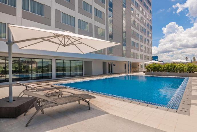 Imagen de la piscina del Hotel Park Inn by Radisson Iloilo. Foto 20