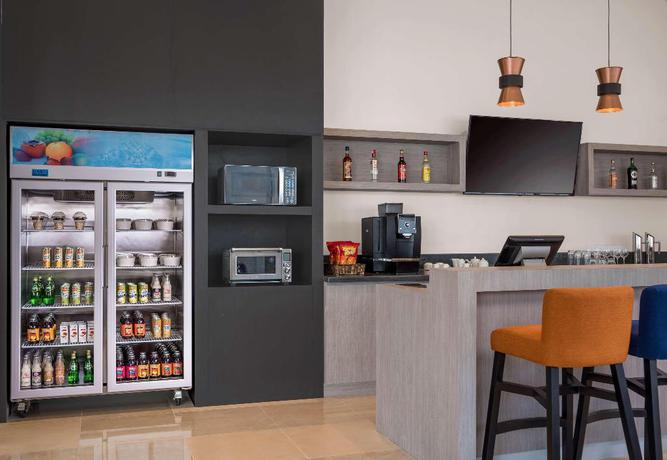 Imagen del bar/restaurante del Hotel Park Inn by Radisson Iloilo. Foto 5