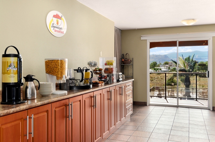 Imagen del bar/restaurante del Hotel Park Inn by Radisson Osoyoos. Foto 3